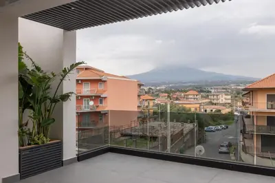 Vista generica sulle montagne o vista sulle montagne dall'interno del bed & breakfast