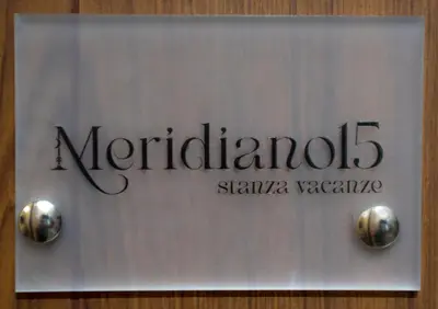 Certificato, attestato, insegna o altro documento esposto da Meridiano15