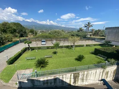 Vista generica sulle montagne o vista sulle montagne dall'interno della casa vacanze