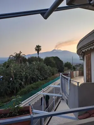 Vista generica sulle montagne o vista sulle montagne dall'interno della casa vacanze