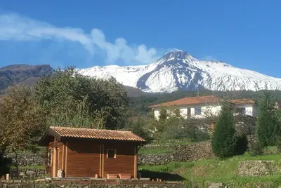 Vista generica sulle montagne o vista sulle montagne dall'interno del bed & breakfast