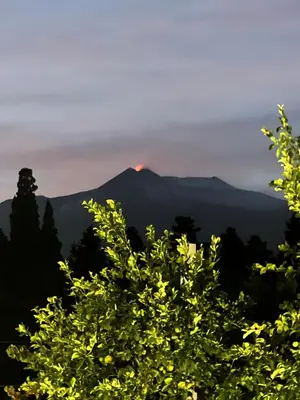 Vista generica sulle montagne o vista sulle montagne dall'interno dell'appartamento