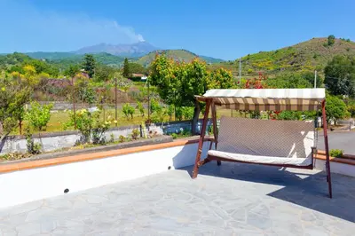 Vista generica sulle montagne o vista sulle montagne dall'interno della villa