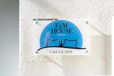 Certificato, attestato, insegna o altro documento esposto da F&M HOUSE