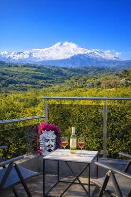 Vista generica sulle montagne o vista sulle montagne dall'interno della casa vacanze