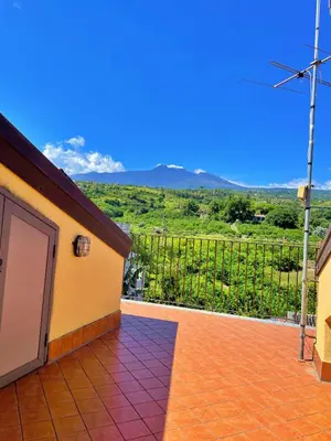Vista generica sulle montagne o vista sulle montagne dall'interno della casa vacanze