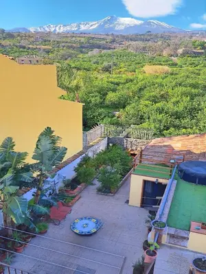 Vista generica sulle montagne o vista sulle montagne dall'interno della casa vacanze