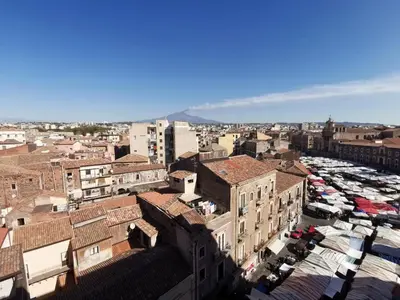 Vista generica sulle montagne o vista sulle montagne dall'interno dell'appartamento