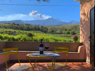 Vista generica sulle montagne o vista sulle montagne dall'interno della casa vacanze