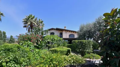 Giardino di VILLA BIDDIZZA 10, Emma Villas