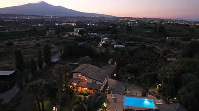 Vista generica sulle montagne o vista sulle montagne dall'interno della villa