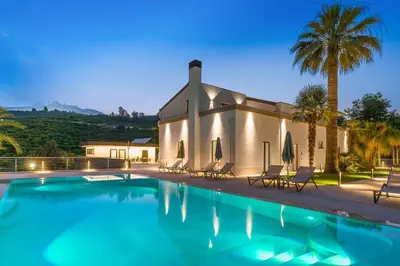 Piscina di Gianos Villa o nelle vicinanze