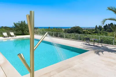 Piscina di Gianos Villa o nelle vicinanze