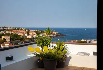 Vista generica sul mare o vista sul mare dall'interno dell'appartamento