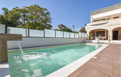 Piscina di Beautiful Home In San Giovanni La Punta o nelle vicinanze