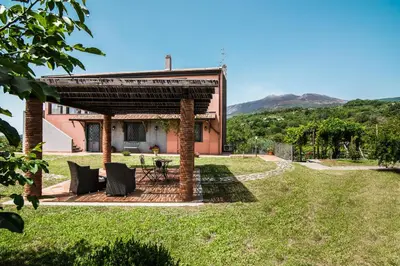 Vista generica sulle montagne o vista sulle montagne dall'interno della casa vacanze