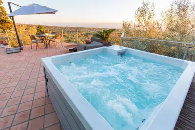 Piscina di Rahal Etna Luxury Retreat- Private Heated Jacuzzi 98F & Infinity Pool o nelle vicinanze