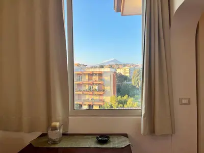 Vista generica sulle montagne o vista sulle montagne dall'interno dell'appartamento