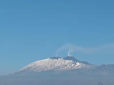 Vista generica sulle montagne o vista sulle montagne dall'interno della casa vacanze