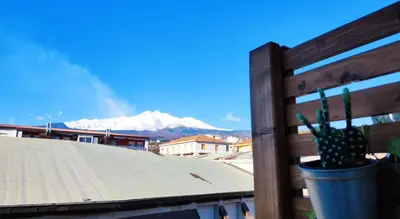 Vista generica sulle montagne o vista sulle montagne dall'interno dell'affittacamere