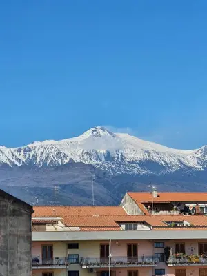 Vista generica sulle montagne o vista sulle montagne dall'interno della casa vacanze
