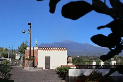 Vista generica sulle montagne o vista sulle montagne dall'interno del campeggio