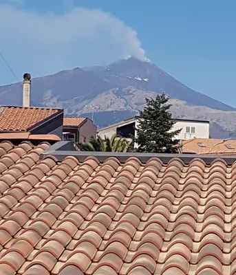 Vista generica sulle montagne o vista sulle montagne dall'interno dell'appartamento