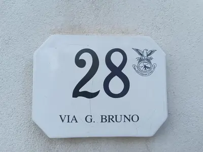 Certificato, attestato, insegna o altro documento esposto da Abbentu