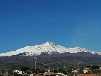 Vista generica sulle montagne o vista sulle montagne dall'interno dell'appartamento