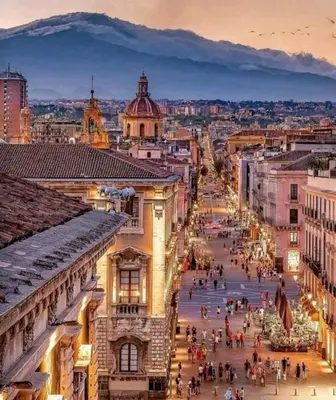Vista generica su Catania o vista sulla città dall'interno dell'appartamento