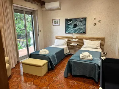 Letto o letti in una camera di Casa Etna Sea immersa nel verde a 5 min a piedi dal mare tra Etna & Taormina