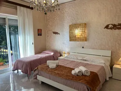 Letto o letti in una camera di Casa Etna Sea immersa nel verde a 5 min a piedi dal mare tra Etna & Taormina