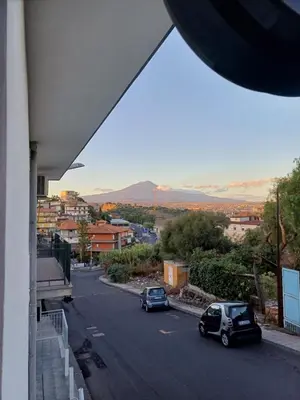 Vista generica sulle montagne o vista sulle montagne dall'interno dell'appartamento