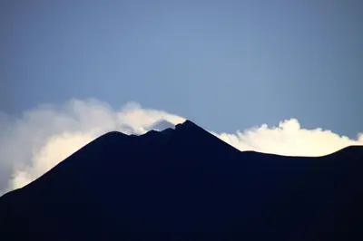 Vista generica sulle montagne o vista sulle montagne dall'interno della villa