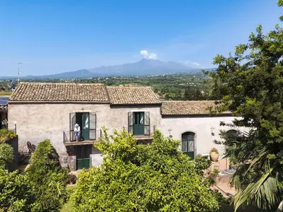 Vista generica sulle montagne o vista sulle montagne dall'interno della villa