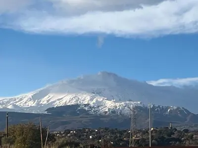 Vista generica sulle montagne o vista sulle montagne dall'interno della casa vacanze