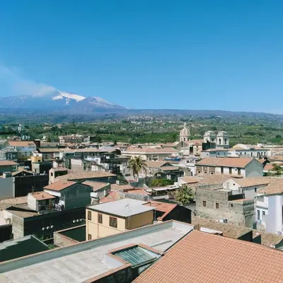 Vista generica sulle montagne o vista sulle montagne dall'interno dell'appartamento