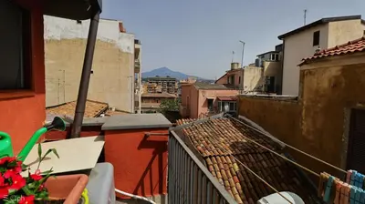 Vista generica sulle montagne o vista sulle montagne dall'interno della casa vacanze