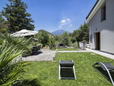 Vista generica sulle montagne o vista sulle montagne dall'interno della villa