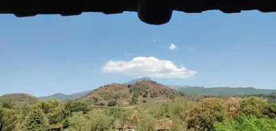 Vista generica sulle montagne o vista sulle montagne dall'interno dell'affittacamere
