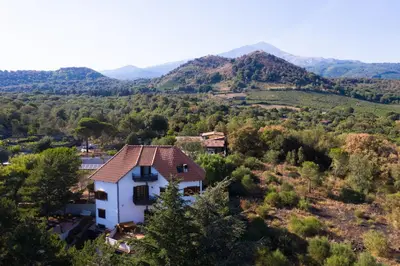 Vista generica sulle montagne o vista sulle montagne dall'interno dell'affittacamere