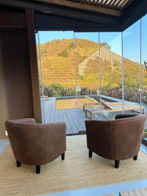 Vista generica sulle montagne o vista sulle montagne dall'interno della villa