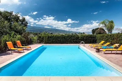 Vista generica sulle montagne o vista sulle montagne dall'interno of country house