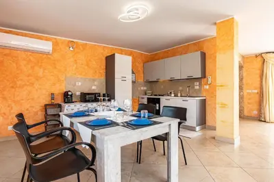 Cucina o angolo cottura di GuestHost - Apartment with Terrace in Aci Catena