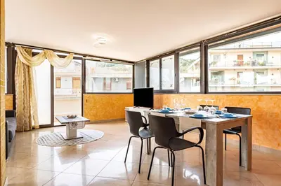 Area soggiorno di GuestHost - Apartment with Terrace in Aci Catena