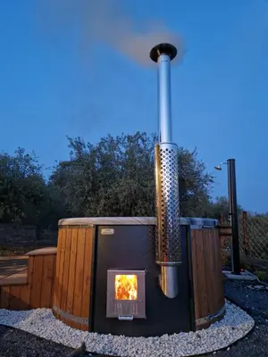 Attrezzature per barbecue disponibili per gli ospiti di questo campeggio di lusso