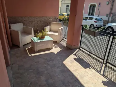Area soggiorno di N amuri room a due passi del mare