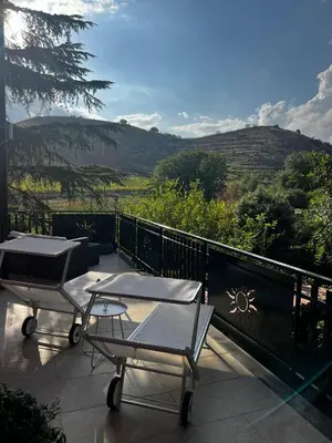 Vista generica sulle montagne o vista sulle montagne dall'interno dell'affittacamere