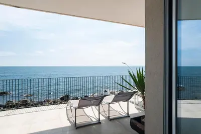 Vista generica sul mare o vista sul mare dall'interno dell'appartamento