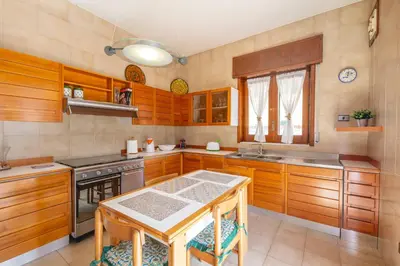 Cucina o angolo cottura di Elegante Villa con Giardino tra Catania ed Etna